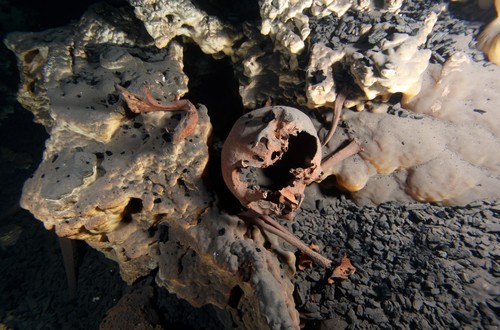 Posición original de los restos óseos dentro de la cueva sumergida de Muknal. Foto: Jerónimo Avilés.