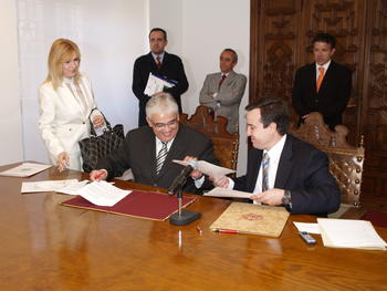 Efraim Morais y José Ramón Alonso se intercambian los papeles del acuerdo