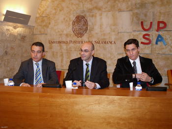 De izquierda a derecha, José Manuel Abellán, concejal del Ayuntamiento de Murcia; Jorge Santiago, director de MAICOP; y Luis Salvador, senador socialista.