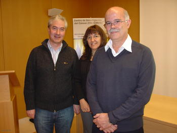 De izquierda a derecha, Atanasio Pandiella, del CIC, junto a Nora Berois y Eduardo Osinaga, del Instituto Pasteur de Montevideo.