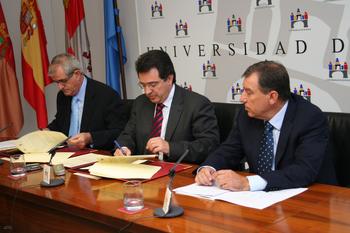 El consejero de Sanidad, Francisco Javier Álvarez Guisadola; el rector de la UBU, Alfonso Murillo, y el consejero de Educación, Juan José Mateos