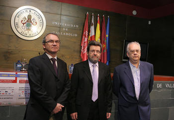 José Manuel López, vicerrector de Investigación (en el centro), ha estado acompañado en la presentación por Félix Delgado, subdirector del Imuva, y Carlos Matrán, director (FOTO: Carlos Barrena).