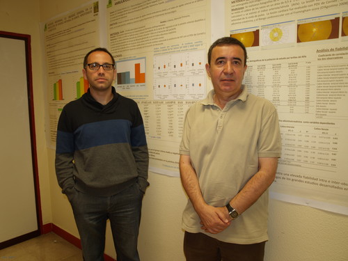 José Ignacio Recio, a la izquierda, y Luis García Ortiz, en la Unidad de Investigación del Centro de Salud de La Alamedilla.
