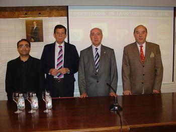 De izquierda a derecha, Javier del Pino, el presidente del Colegio de Médicos, Juan Antonio González y Juan Francisco Macías