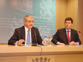 Francisco Javier Álvarez Guisasola, consejero de Sanidad (a la izquierda), junto con José María Eyros, virólogo del Centro Nacional de la Gripe, explica la situación de la gripe A.