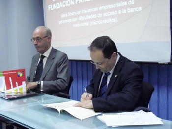 Evaristo Abril, rector de la Universidad de Valladolid, y José Francisco de Conrado, presidente de Microbank, suscriben el convenio.