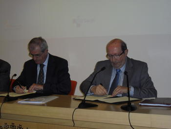 Ignacio Javier Ferreiras (a la derecha) y Francisco Javier Álvarez Guisasola suscriben el acuerdo.