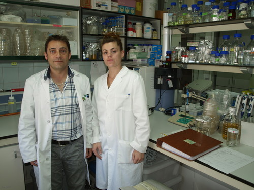 Álvaro Peix y una investigadora de su equipo en un laboratorio del IRNASA.