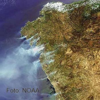 Imagen del satélite NOAA de los incendios de Galicia en 2006