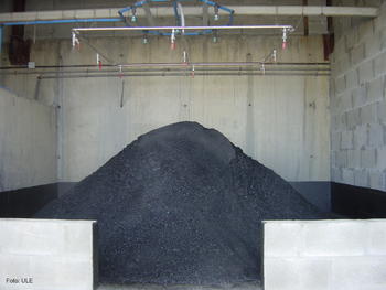 Pila de carbón que se rocía con la disolución de microorganismos en el proceso de biodesulfuración.