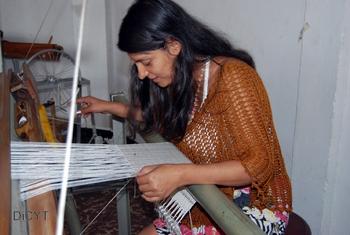 Una mujer, en el proceso de elaboración de la seda.