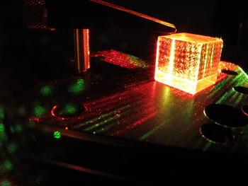 Elemento difractivo integrado en un cristal cúbico irradiado por un láser de estado sólido. Foto: Javier Rodríguez Vázquez de Aldana.