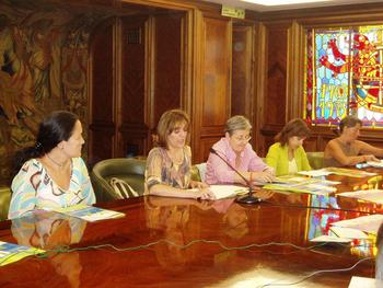En el centro, la concejala de Bienestar Social, Ana Guada, junto a miembros de la Asociación Leonesa de Esclerosis Múltiple