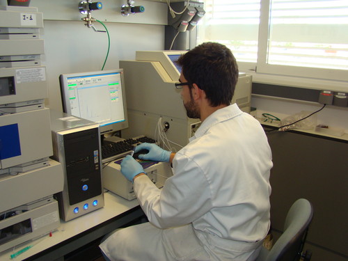 Un investigador del Grupo de Síntesis de principios activos y química de esteroides de la UVa en el laboratorio. 