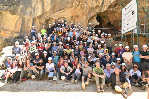 Equipo de Investigación de Atapuerca con el hallazgo. Foto: Susana Santamaria / Fundación Atapuerca.