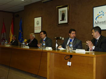 Responsables de la Universidad de Salamanca y de la Fundación NIDO inauguran el curso