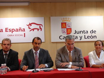 Representantes de Caja España y de la Consejería de Sanidad