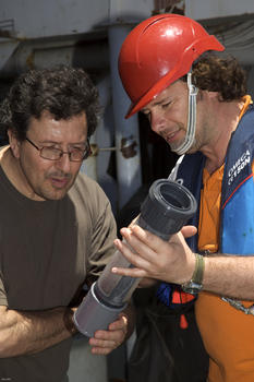 A la izquierda, Carlos Duarte, científico del CSIC.