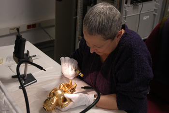 Una investigadora del CSIC analiza el tesoro precolombino. Foto: CSIC.