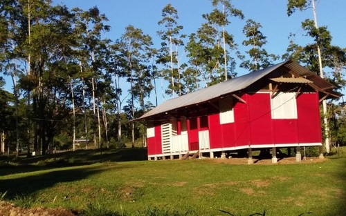 Ejemplos de casas de madera en el territorio indígena Bribri, en Talamanca/Cortesía D. Camacho.