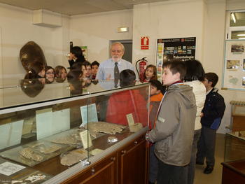 El profesor Emiliano Jiménez, muestra a los escolares la Sala de las Tortugas