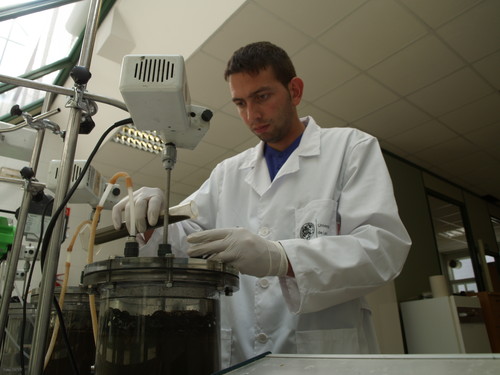 El investigador del grupo de Ingeniería Química y Ambiental de la Universidad de León Álvaro Lobato trabaja con un reactor en el Instituto de Recursos Naturales.