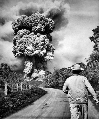 El fotógrafo de Los Angeles Times, John Mailmin, tomó esta fotografía de las erupciones del Irazú de 1964. FOTO: TEC.