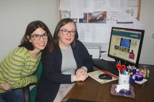 Miriam Pérez Veneros, a la izquierda, e Izaskun Elorza consultan la web de The Guardian.