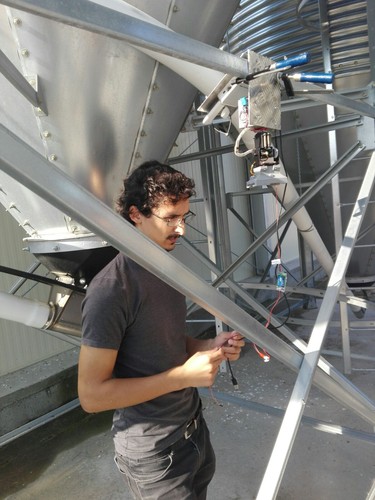 Ramiro Sánchez instala el sensor en un silo.
