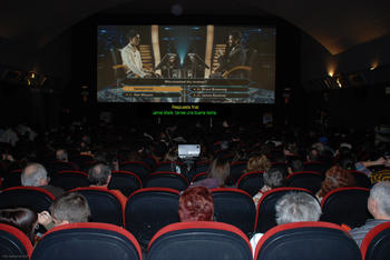 Exhibición de la película 'Slumdog Millionaire' en el formato de cine accesible.
