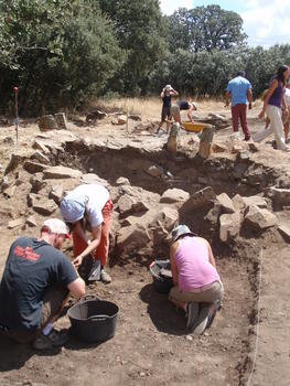 Trabajos en la excavación arqueológica de El Castillón, en Santa Eulalia de Tábara (Zamora).