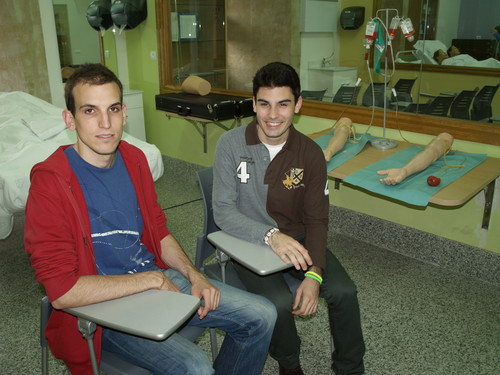 Julio García, a la izquierda, y Juan Luis Sánchez, responsables del desarrollo de la app de medición de la glusosa en niños.