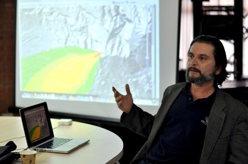 El profesor del TEC, José Castro, explica cómo se podría utilizar la herramienta web para consultar las simulaciones del volcán Irazú. FOTO: TEC.