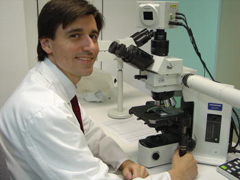 Ricardo Muñoz en los laboratorios del Servicio de Anatatomía Patológica del Hospital Clinico