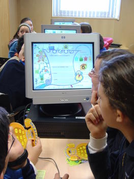 Los niños aprenden jugando con el ordenador