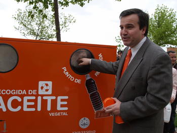 El rector de la Universidad de Salamanca, José Ramón Alonso, deposita una botella de aceite usado en el contenedor