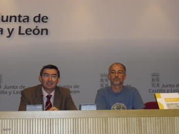 José Ángel Arranz, director de Medio Natural, junto a uno de los autores del Mapa de Vegetación.