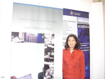 Luz Myriam Reynales en el stand del Instituto de Salud Pública de México en Empírika.