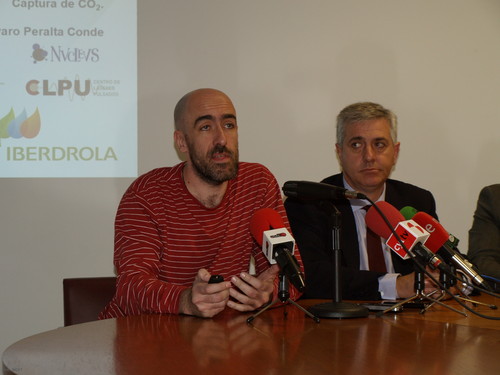 Álvaro Peralta, del CLPU, explica a los medios el proyecto.