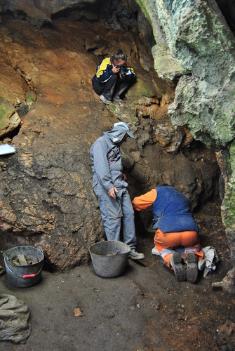 Excavación arqueológica en la cueva de Els Trocs (Huesca). FOTO Medelca