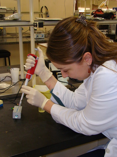 Cristina Medina Plaza, del Grupo de Nanosensores de la UVa (UVasens), trabaja en el laboratorio del grupo.