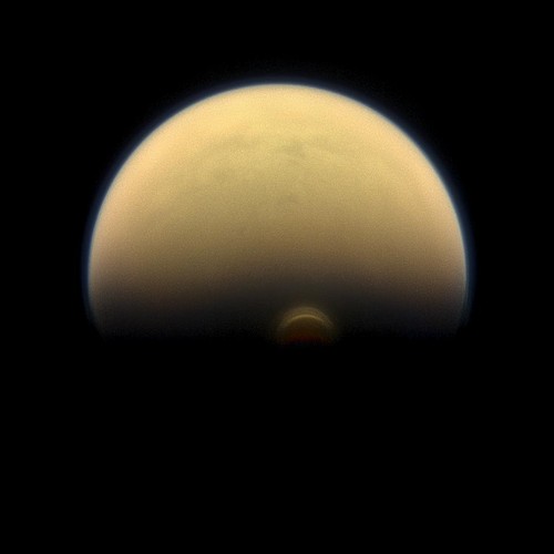 Imagen de Titán tomada por la misión Cassini (se observa un vórtice atmosférico al sur del satélite)./ NASA/JPL-Caltech/Space Science Institute.