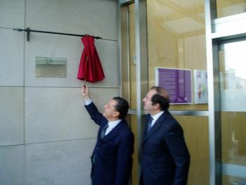El alcalde de León, junto al presidente de la Junta, descubre la placa inaugural del centro para la defensa contra el fuego