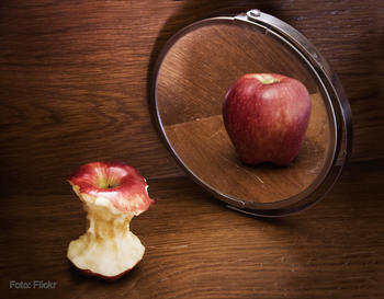 Metáfora visual sobre la percepción de sí mismo de un enfermo de anorexia.