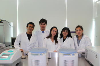 Alumnos de la carrera de Ingeniero en Biotecnología (IBT) del Tecnológico de Monterrey, Campus Puebla, que trabajan en genética del cáncer.