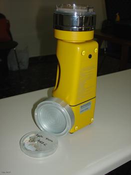 Dispositivo para controlar la presencia de microorganismos en el aire.