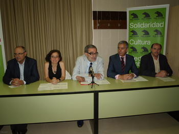 El rector de la Universidad de Salamanca, en el centro, presenta el Proyecto Usalsol.