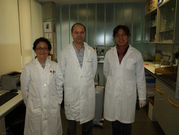 Manuel Sánchez Malmierca, en el centro, junto a dos investigadoras de su equipo.