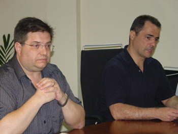 Manuel Mena (izquierda), presidente de Ariadna , junto al investigador Ricardo Canal