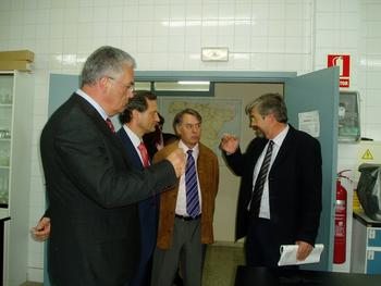 A la izquierda, los presidentes del CSIC y Caja España, atienden las explicaciones del director de la Estación Agrícola Experimental
